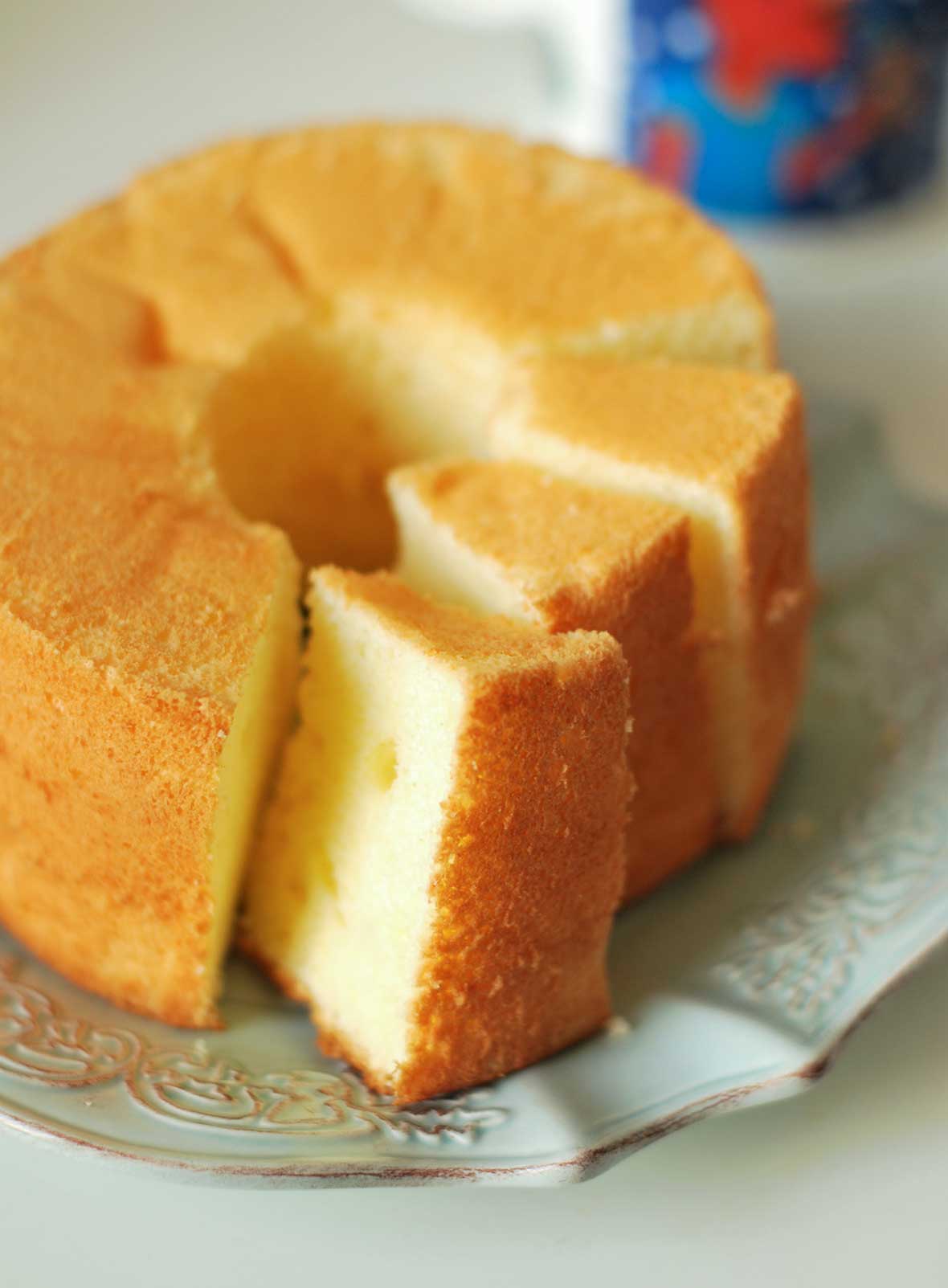 Chiffon cake with lemon icing