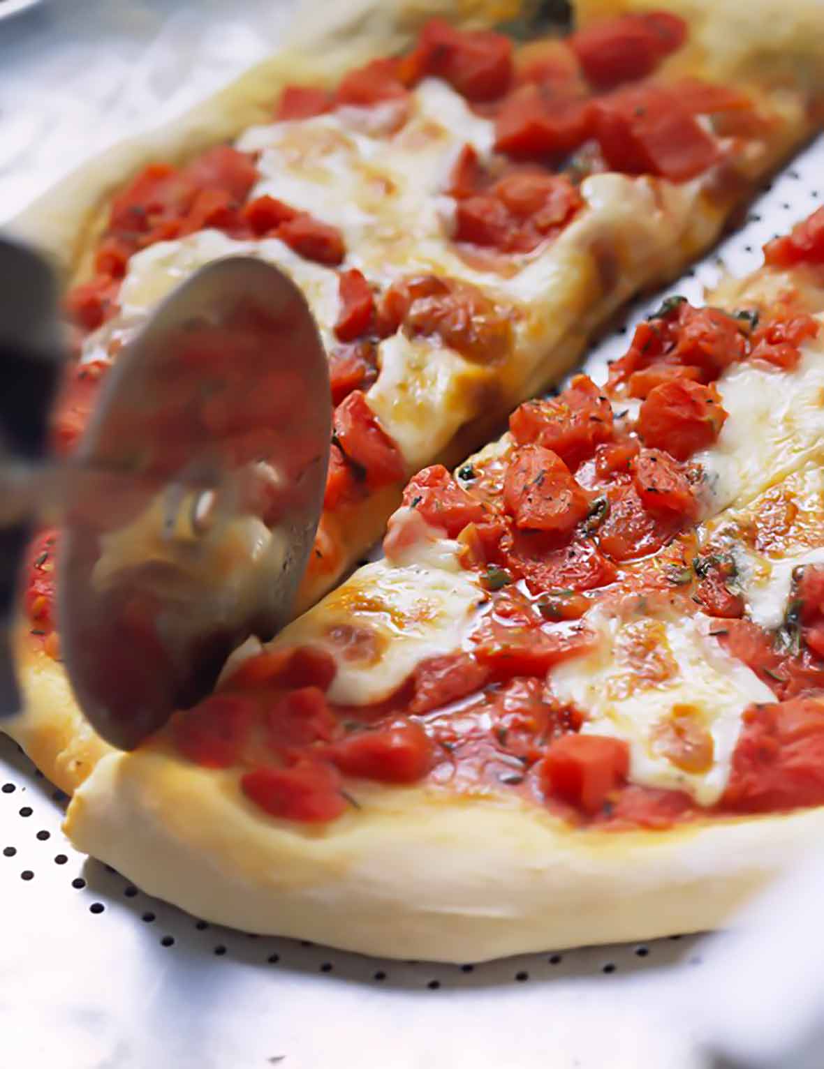 Tomato-Fresh Mozzarella Pizza Recipe | Leite's Culinaria
