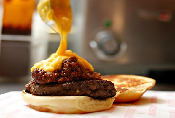 Uncle d’s chili and cheddar burger